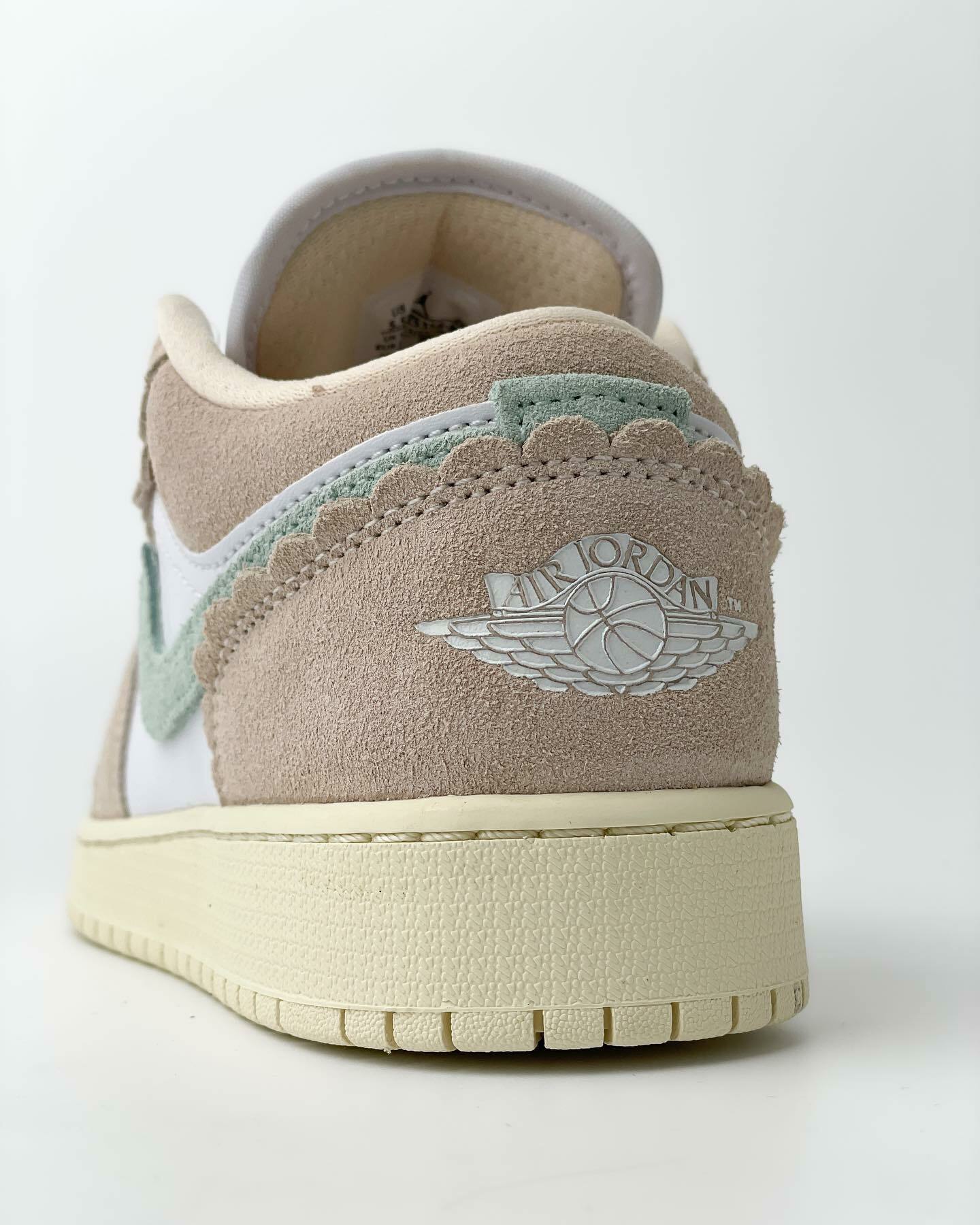 Кроссовки женские Air Jordan 1 Low SE DZ5356-800