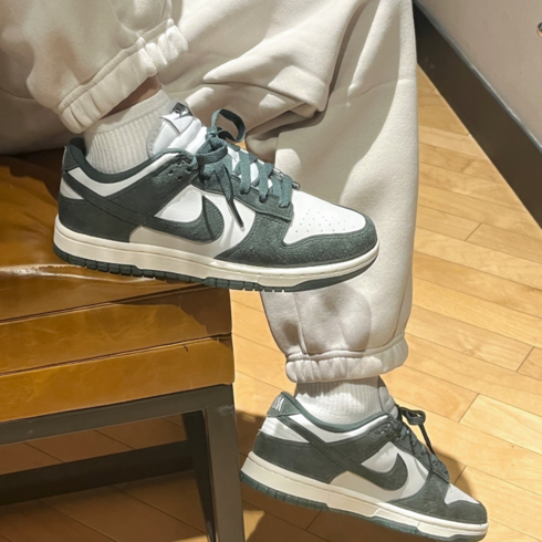 Кроссовки женские Nike Dunk Low Vintage Green HJ7673-002
