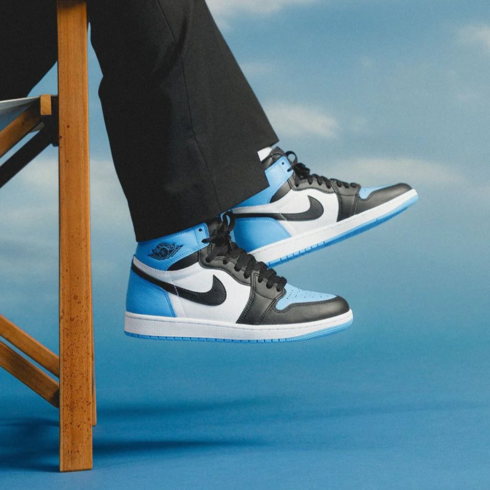 Кроссовки мужские Air Jordan 1 Retro High OG 'UNC Toe' DZ5485-400